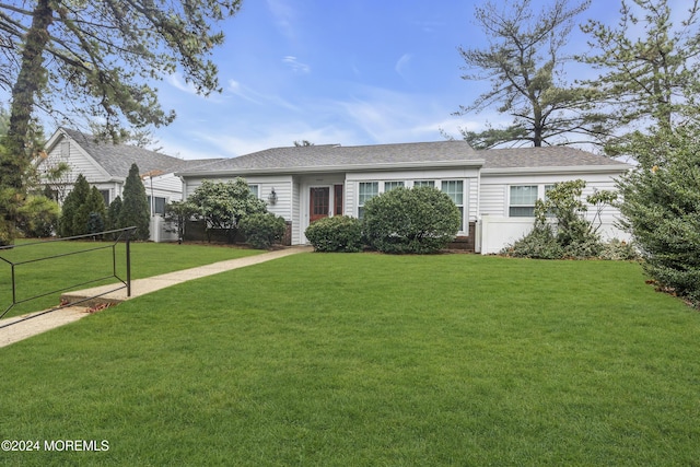 view of front of house featuring a front yard