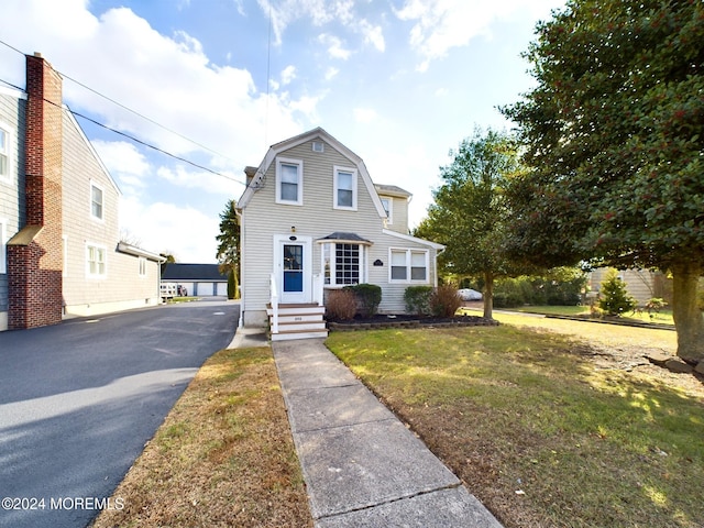 view of front facade featuring a front lawn