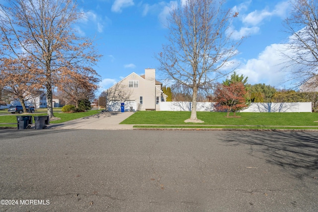 view of front of home featuring a front lawn