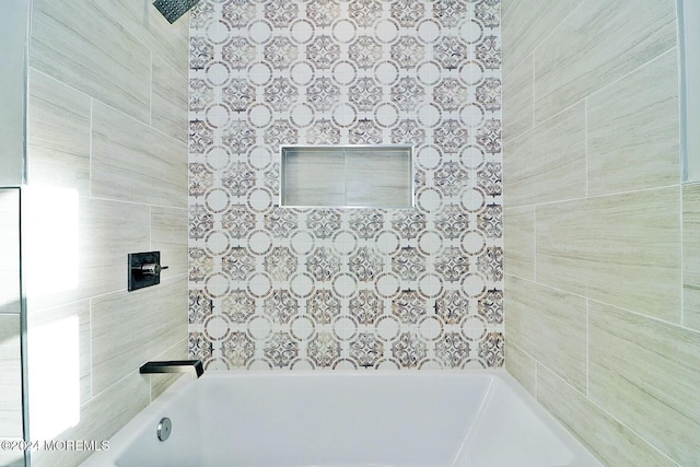 bathroom with tiled shower / bath