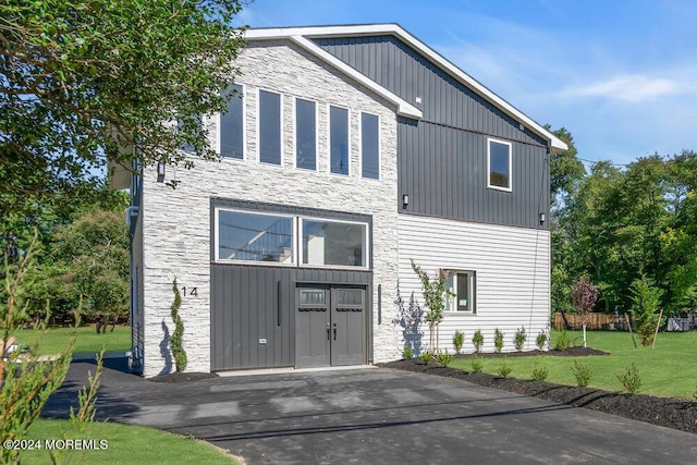 exterior space featuring a lawn