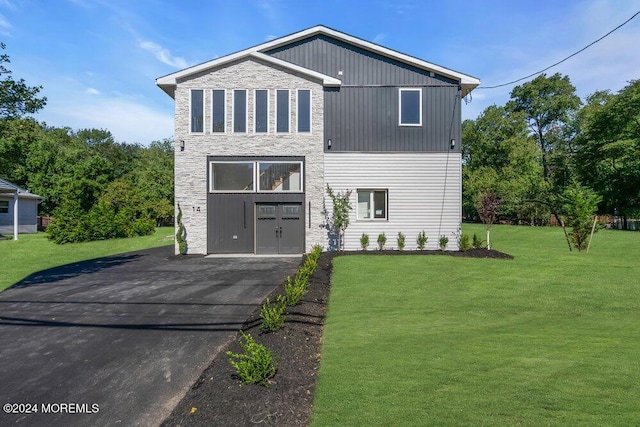 back of house featuring a lawn