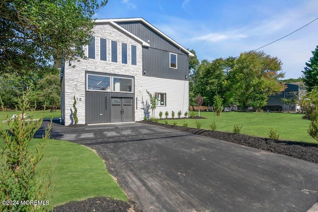 view of front of property with a front lawn