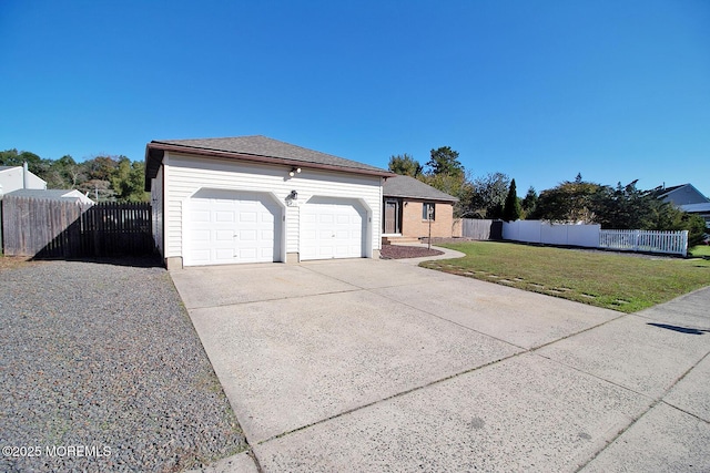 view of front facade featuring driveway, a front lawn, an attached garage, and fence