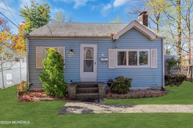 view of front of home featuring a front lawn