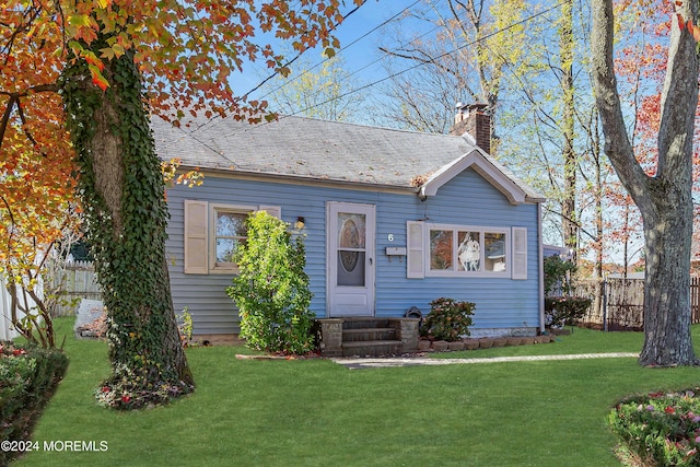 view of front of property featuring a front yard