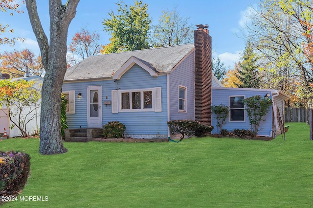 view of front of home featuring a front lawn