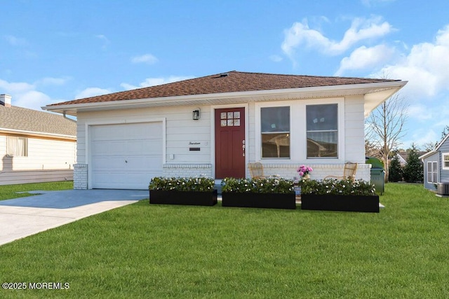 view of front of house featuring cooling unit, a front lawn, and a garage