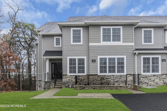 view of front of home featuring a front yard