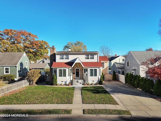 view of front property featuring a front yard