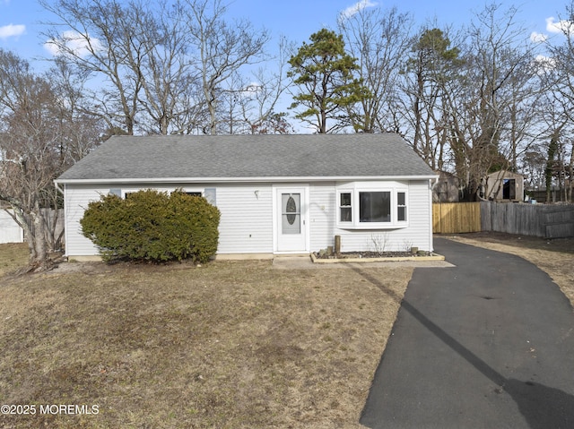 view of front of property featuring a front yard