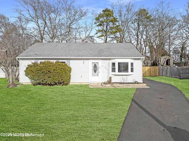 ranch-style home featuring a front lawn