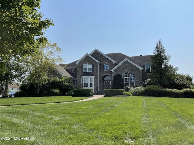 view of front of home with a front lawn