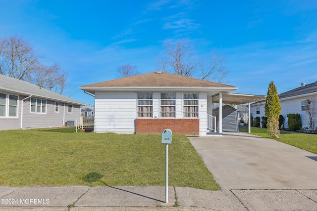 view of front of property with a carport and a front yard