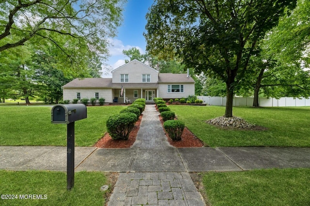 view of front facade featuring a front lawn