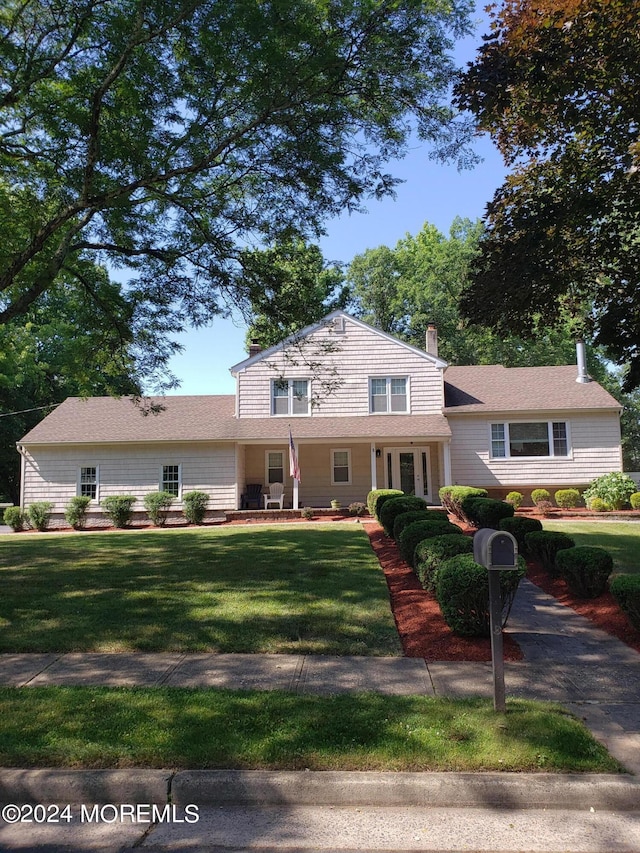 view of front of property featuring a front lawn