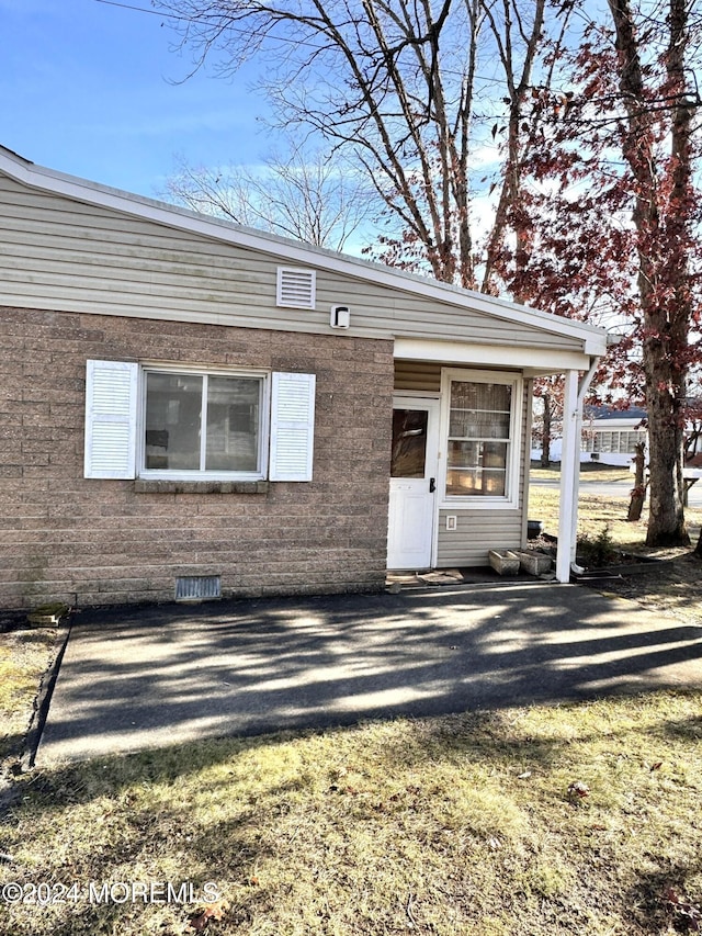 view of front of house with a front lawn