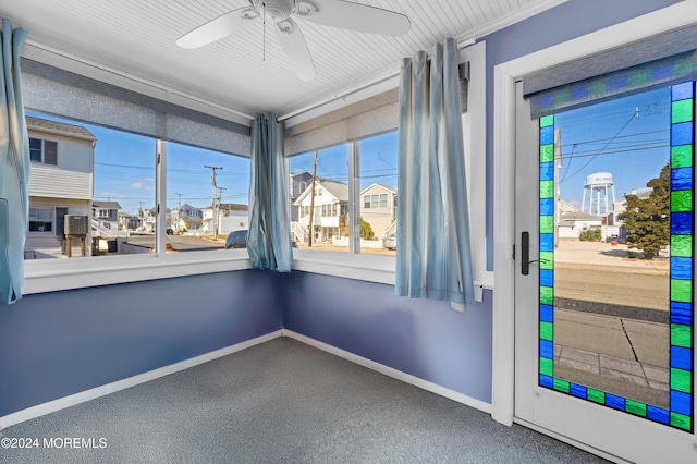 sunroom with ceiling fan