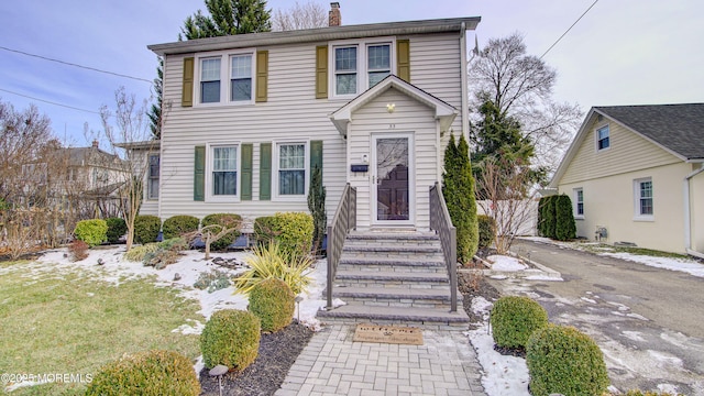 view of front of house with a front lawn