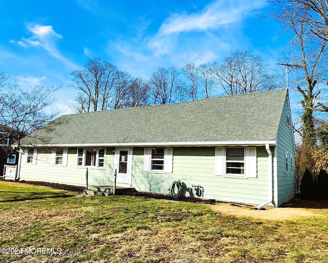 view of front of house featuring a front lawn