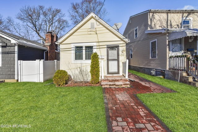 view of front facade featuring a front yard