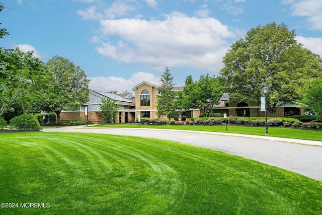 view of front of property featuring a front lawn