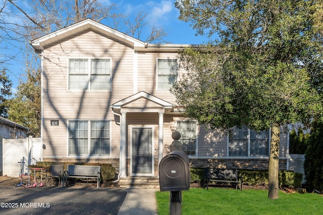 view of front of home featuring a front lawn