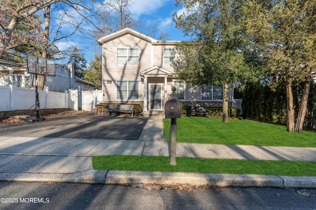 view of front of home featuring a front yard