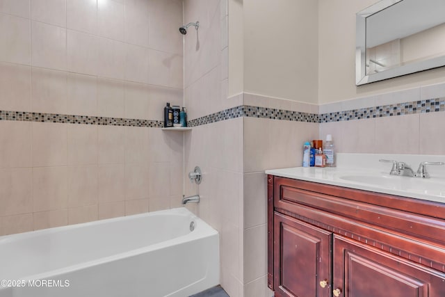 bathroom with vanity and tiled shower / bath