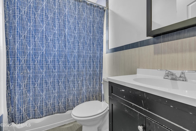 bathroom with a shower with shower curtain, vanity, and toilet