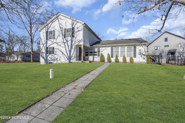 view of front of property featuring a front lawn