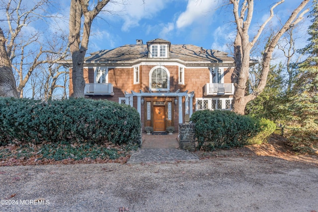 view of front of property featuring a balcony