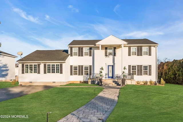 view of front of house featuring a front lawn