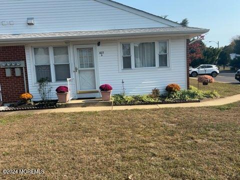 view of front of property featuring a front yard