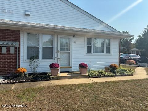 view of front of property featuring a front lawn