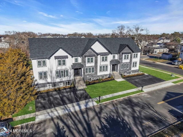 view of front of property featuring a front lawn