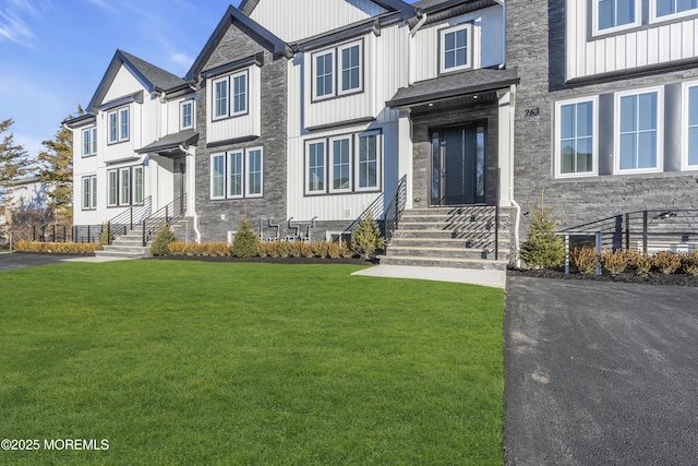 view of front of home featuring a front yard