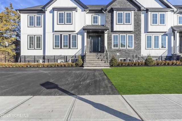 view of front of house featuring a front lawn