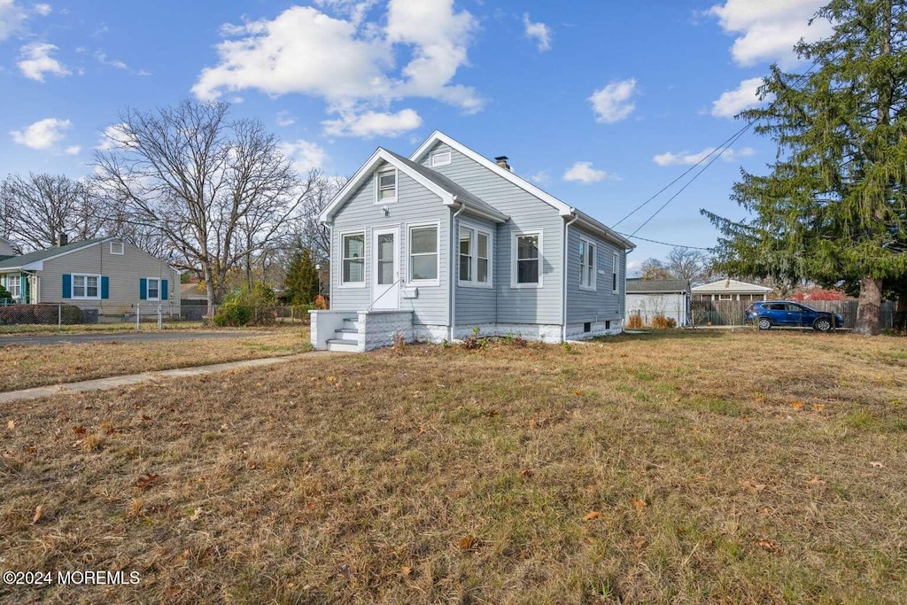 view of front of property featuring a front lawn