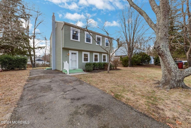 view of front of property featuring a front yard