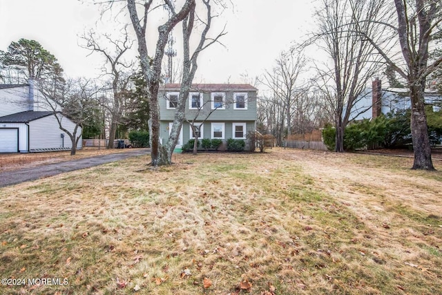 view of front of property featuring a front yard