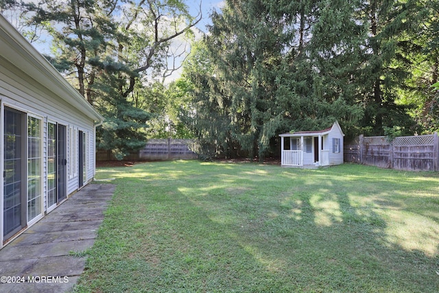 view of yard featuring an outdoor structure