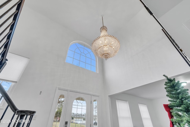 room details featuring a notable chandelier