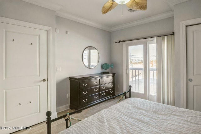 bedroom featuring light hardwood / wood-style floors, ceiling fan, and crown molding