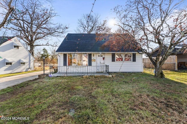 view of front of house featuring a front lawn