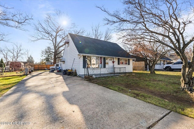 view of front of home with a front lawn