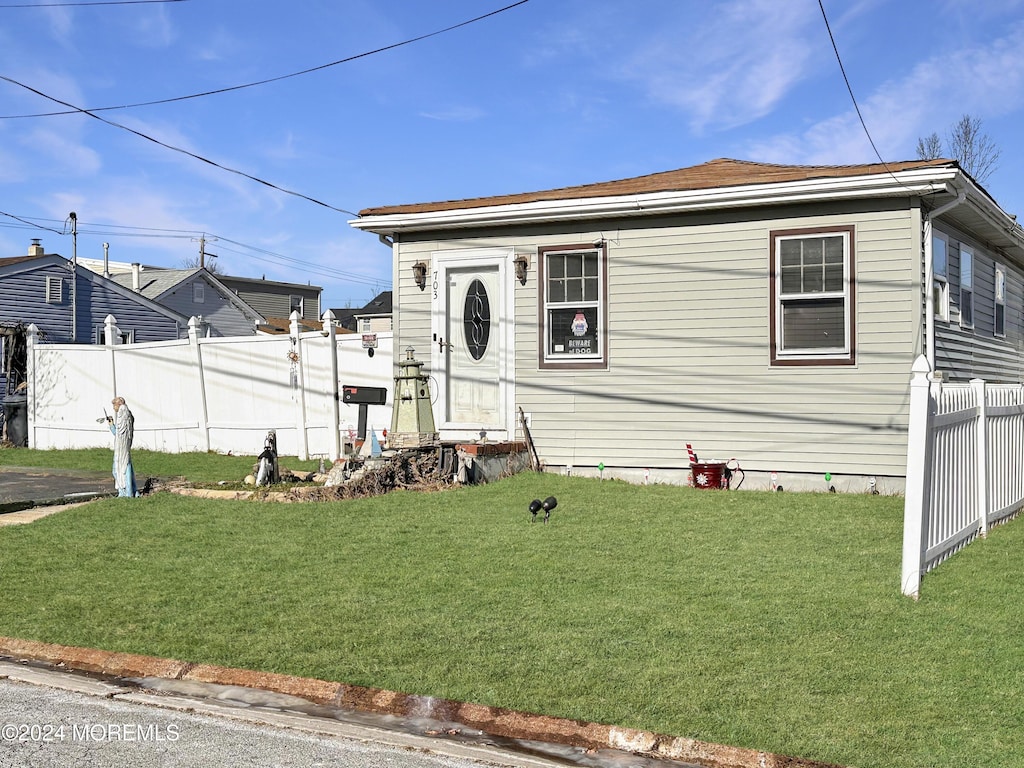 view of front of house featuring a front lawn