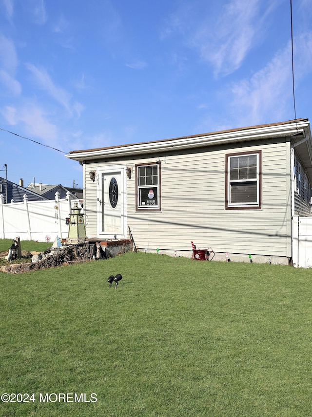 view of front of house with a front yard