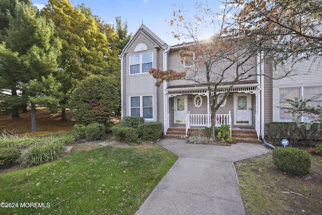 view of front of property with a front yard