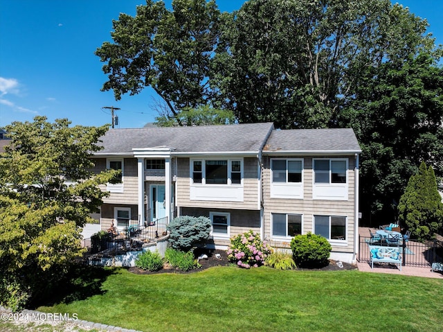 split foyer home featuring a front yard